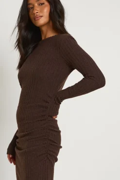 boohoo Robe Maxi à Manches Longues en Côtes Brossées Petite<Femme Looks Chocolat|Robes À Manches Longues