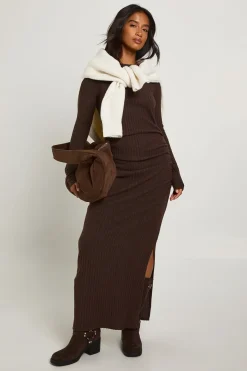 boohoo Robe Maxi à Manches Longues en Côtes Brossées Petite<Femme Looks Chocolat|Robes À Manches Longues