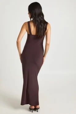 boohoo Robe Maxi Moulante À Double Couche Froncée Avec Drapé Devant<Femme Looks Chocolat|Robes Moulantes