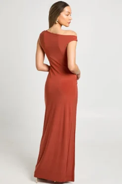 Robe Maxi Moulante À Encolure Asymétrique Avec Détails Dorés