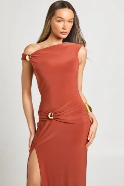Robe Maxi Moulante À Encolure Asymétrique Avec Détails Dorés