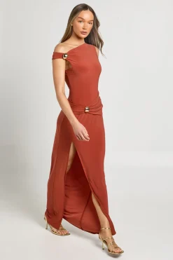 Robe Maxi Moulante À Encolure Asymétrique Avec Détails Dorés