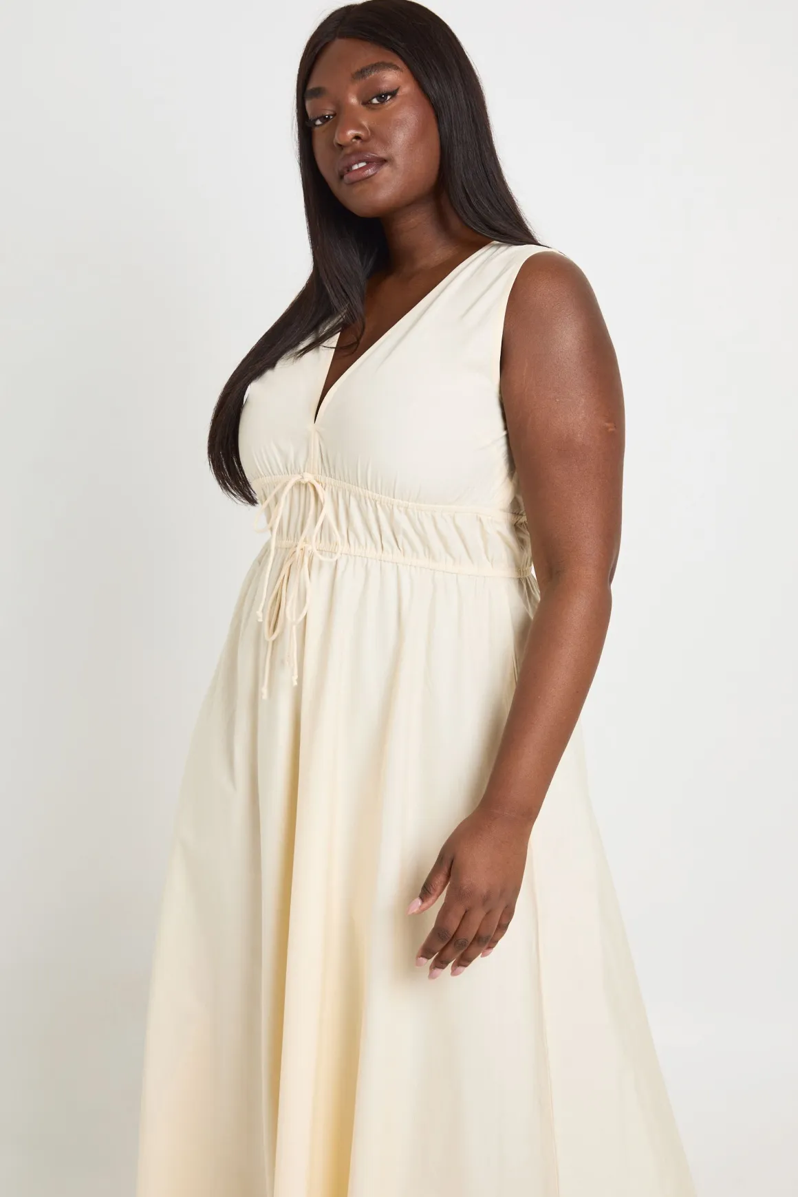Robe Maxi Patineuse Grande Taille À Décolleté Plongeant Et Lien Noué Devant