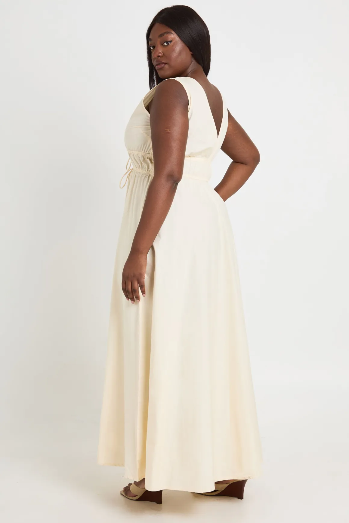 Robe Maxi Patineuse Grande Taille À Décolleté Plongeant Et Lien Noué Devant