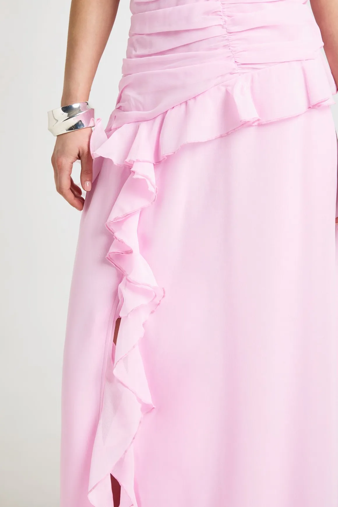 Robe Maxi Petite En Mousseline Taille Froncée Avec Détail De Volants