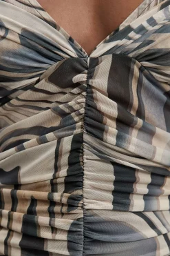 Robe Maxi Petite à Imprimé Marbre en Maille avec Décolleté Plongeant et Détails à Bretelles