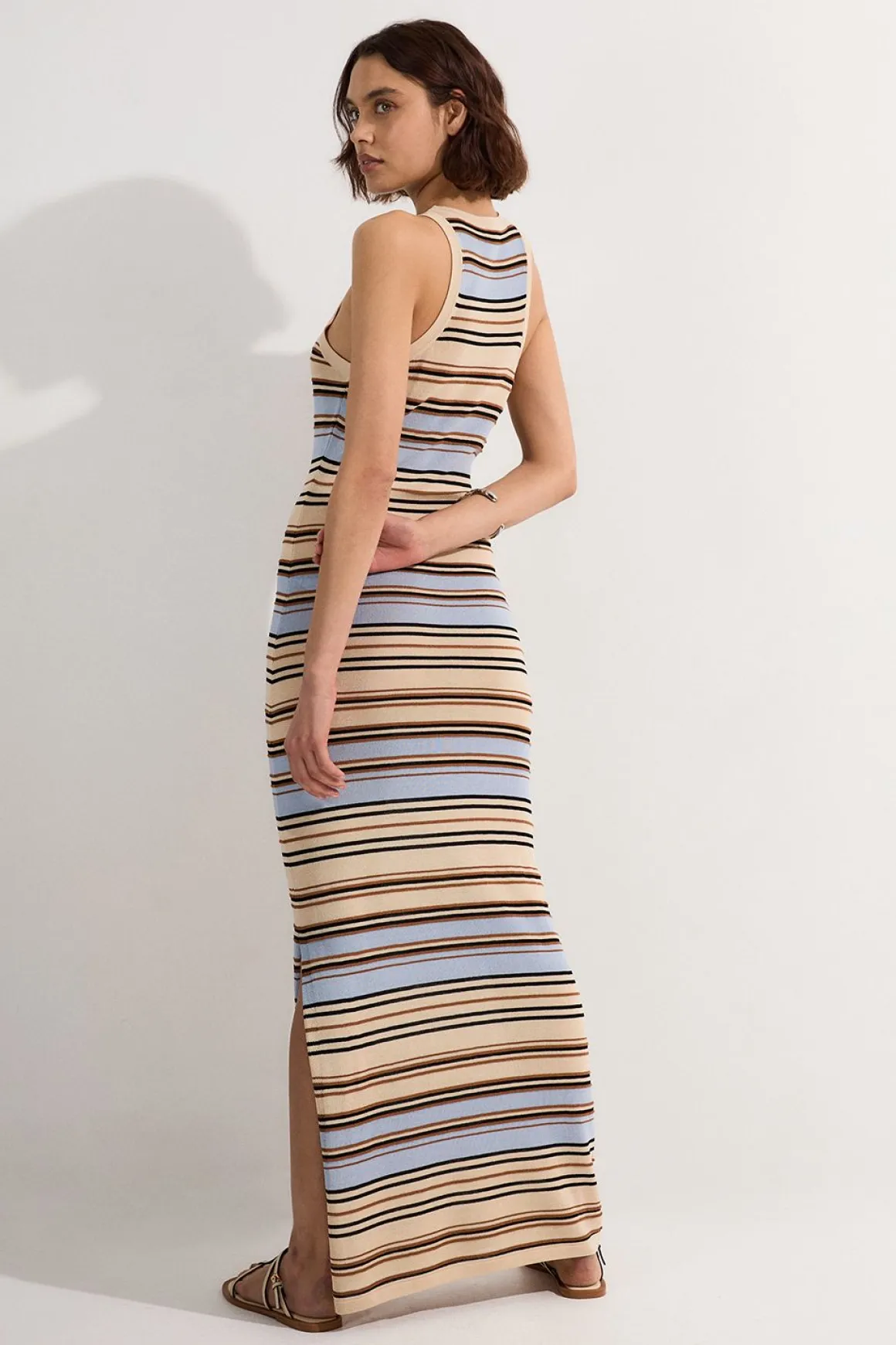 Robe Maxi Petite Légère À Détails De Coutures