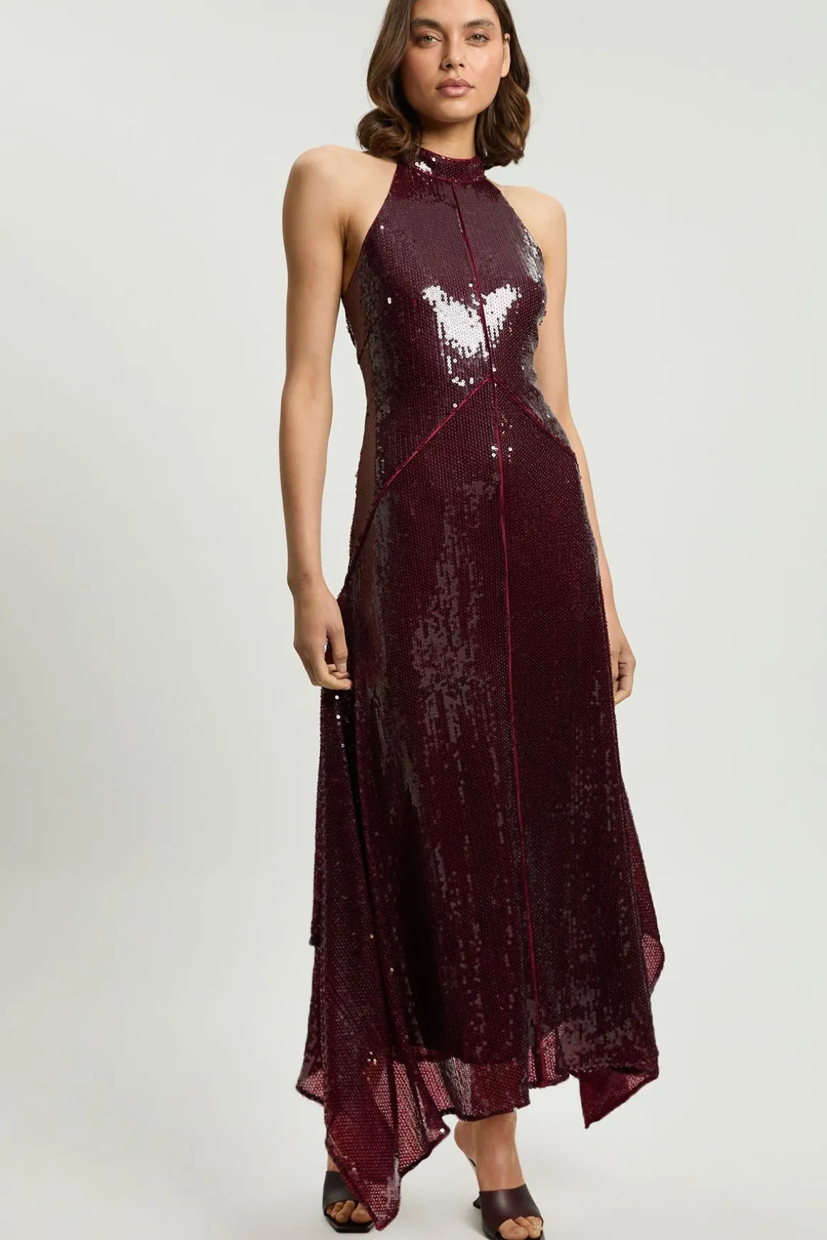Robe Maxi Petite À Sequins Avec Encolure Licou Et Ourlet Mouchoir