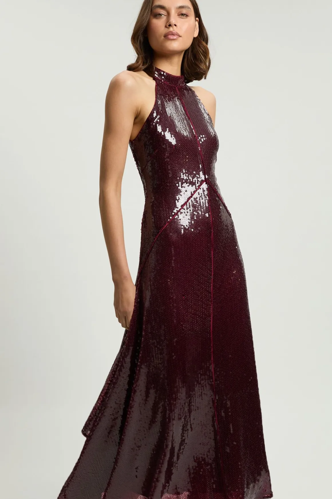 Robe Maxi Petite À Sequins Avec Encolure Licou Et Ourlet Mouchoir