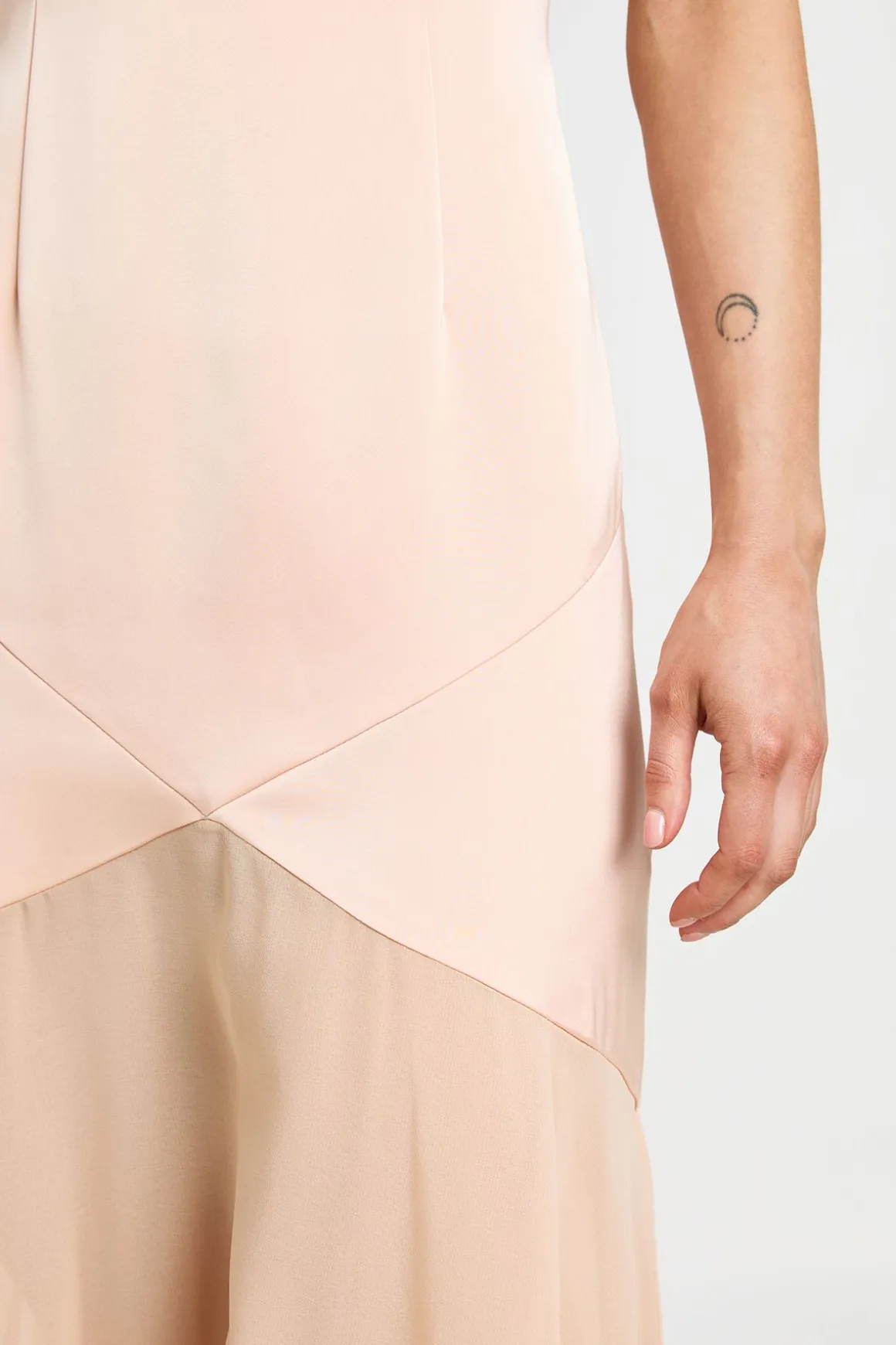 Robe Maxi Plissée Petite En Mélange De Satin Et Mousseline