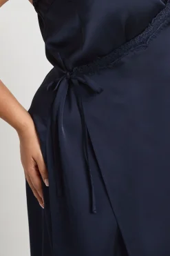 Robe Maxi Satinée Portefeuille Avec Bordure En Dentelle Grande Taille