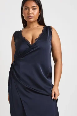 Robe Maxi Satinée Portefeuille Avec Bordure En Dentelle Grande Taille