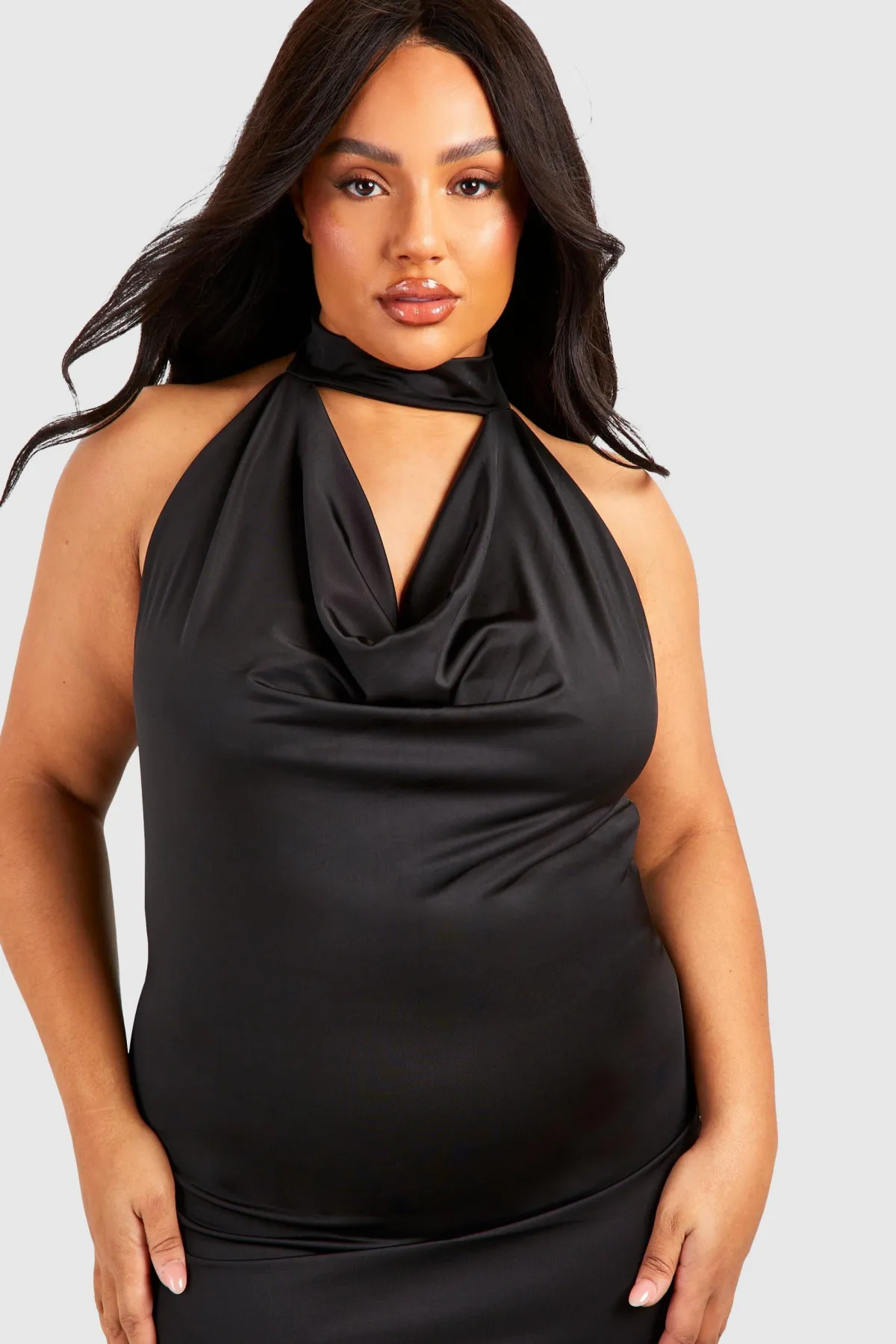 boohoo Robe Maxi Slinky à Drapé et Décolleté Harnais pour Grandes Tailles<Femme Robes Moulantes|Robes