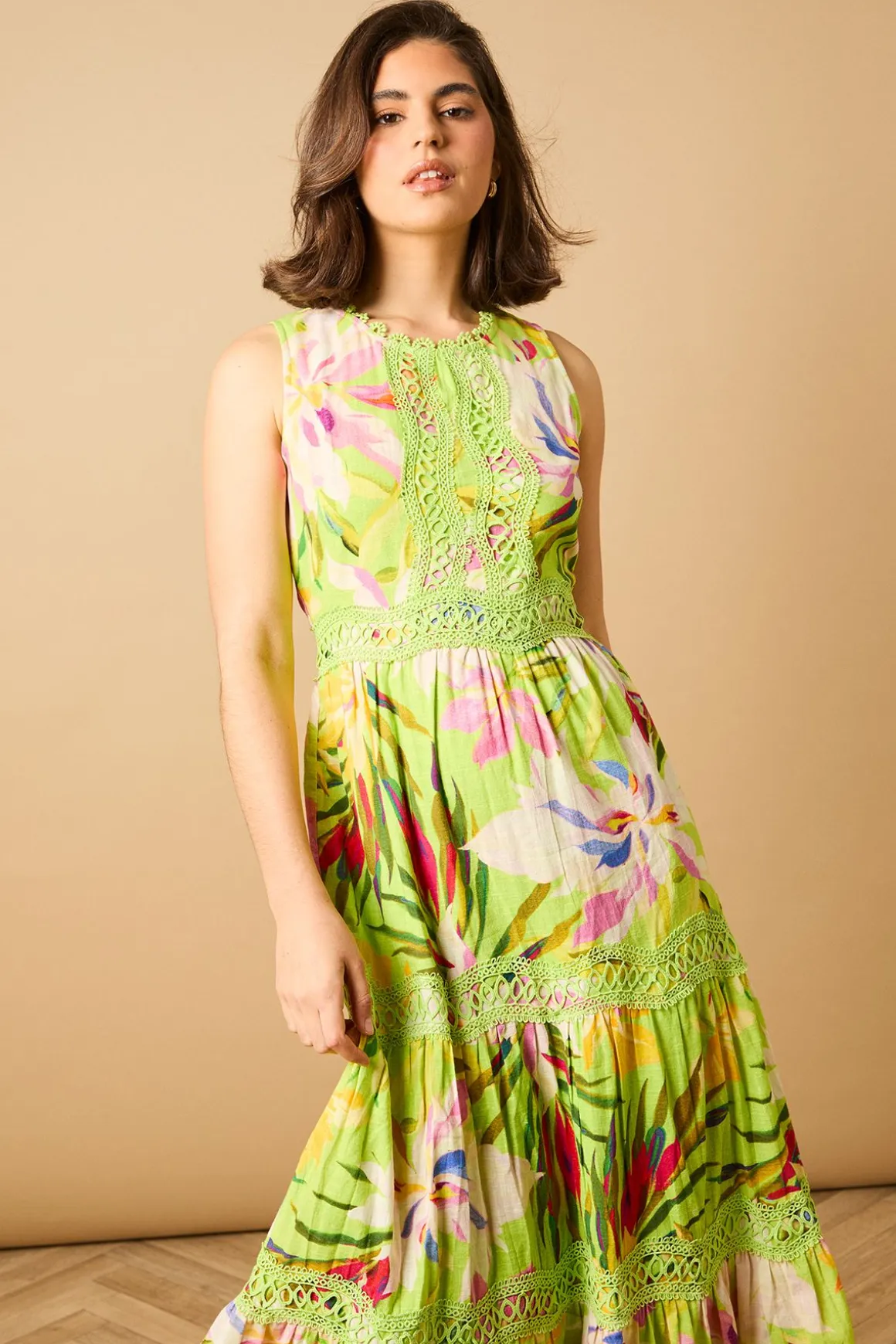 Robe Maxi Étagée à Détails en Dentelle Imprimée avec Décolleté Goutte d'Eau