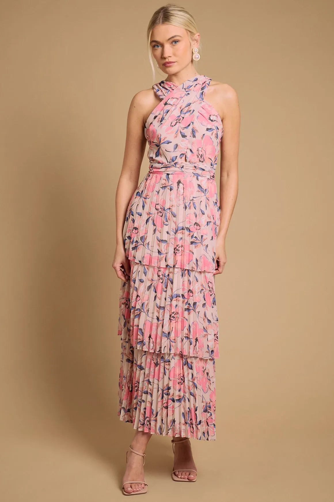 Robe Maxi À Étages Plissés Avec Encolure Américaine
