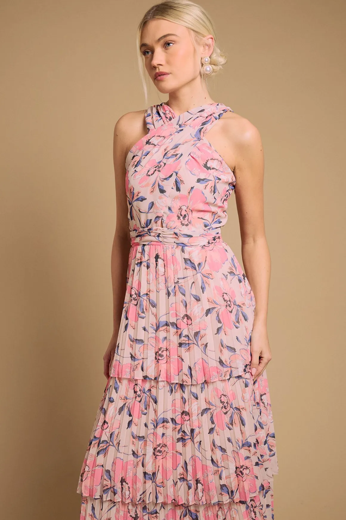 Robe Maxi À Étages Plissés Avec Encolure Américaine