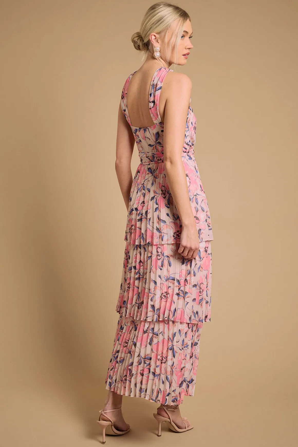 Robe Maxi À Étages Plissés Avec Encolure Américaine