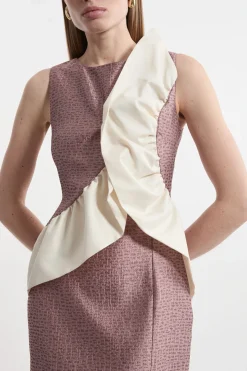 Robe maxi texturée ajustée en taffetas contrasté à volants pour petites tailles.