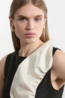 KarenMillen Robe maxi texturée, ajustée, en taffetas contrasté avec volant pour petites tailles.<Femme Tailleurs|Toutes Les Robes