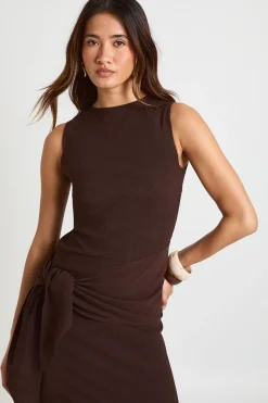 boohoo Robe Maxi Texturée Avec Ceinture Nouée À La Taille<Femme Looks Chocolat|Robes Moulantes