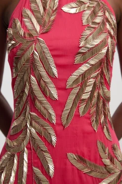 Robe maxi tissée avec détail en plumes et sequins à encolure halter