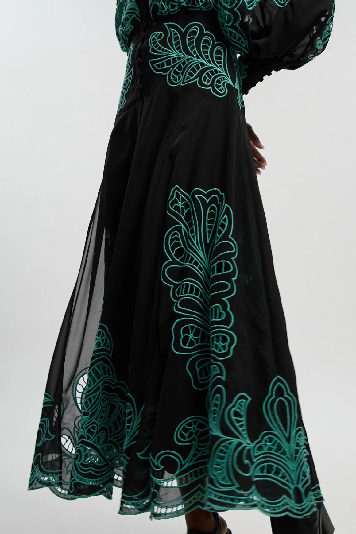 Robe Maxi Tissée Brodée De Perles Avec Découpes Ajourées
