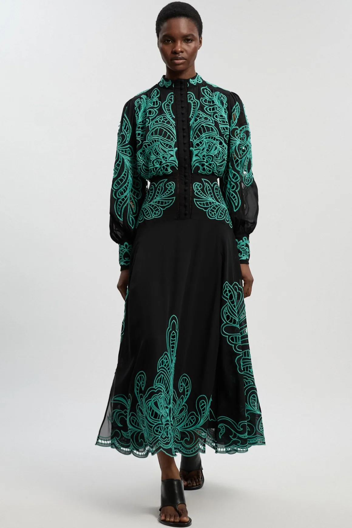 Robe Maxi Tissée Brodée De Perles Avec Découpes Ajourées