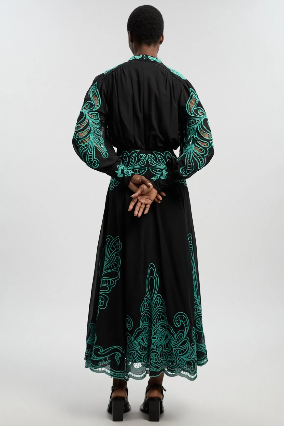 Robe Maxi Tissée Brodée De Perles Avec Découpes Ajourées