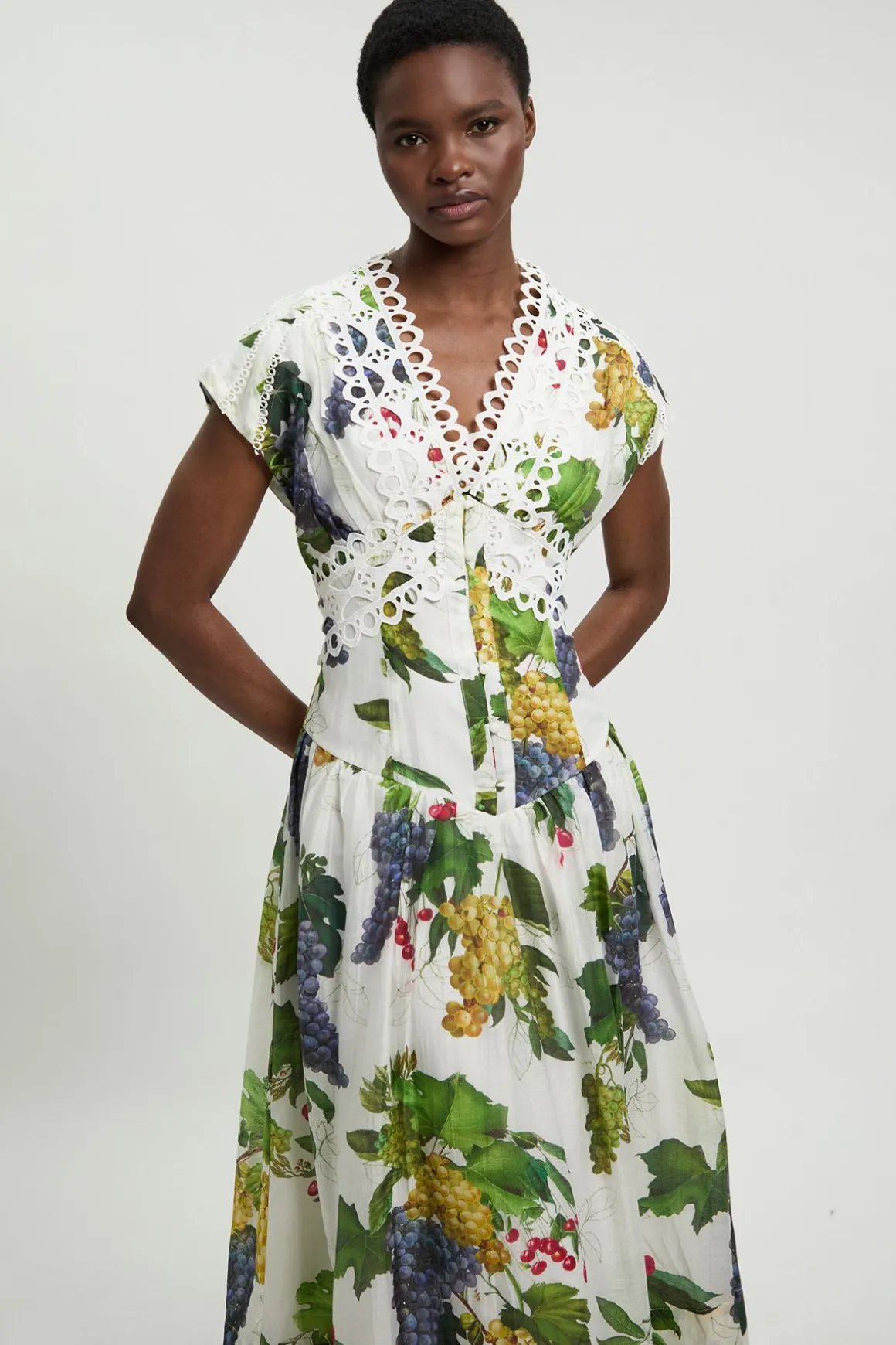 Robe Maxi Tissée À Manches Courtes Avec Imprimé Fruits Et Détail De Galon Petite Taille