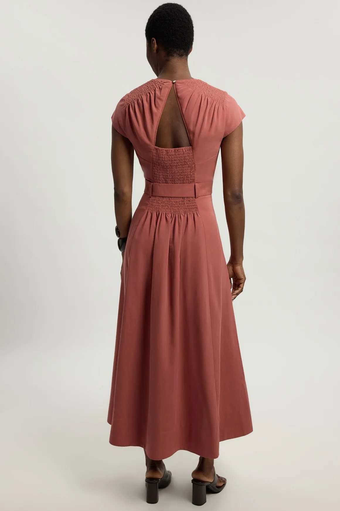 Robe Maxi Tissée Petite À Encolure En V Froncée Avec Ceinture À Détail Boucle