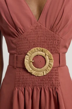 Robe Maxi Tissée Petite À Encolure En V Froncée Avec Ceinture À Détail Boucle