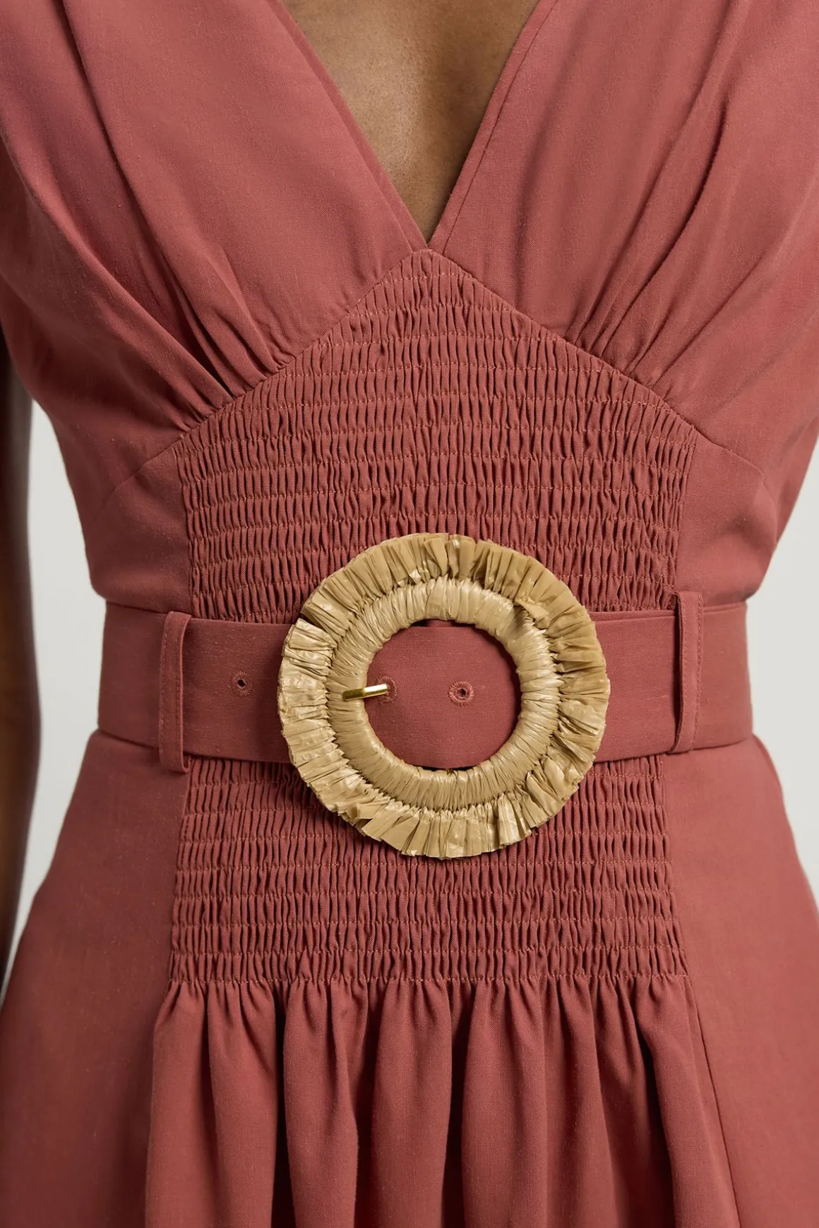 Robe Maxi Tissée Petite À Encolure En V Froncée Avec Ceinture À Détail Boucle
