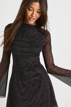 Robe maxi tonale mixte à imprimé animalier en maille avec manches évasées