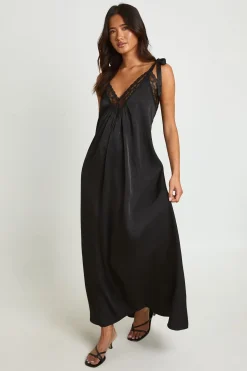 boohoo Robe Maxi Trapèze À Encolure Américaine Avec Finition En Dentelle<Femme Satin Et Dentelle|Robes Patineuses
