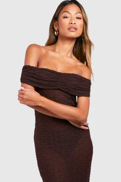 boohoo Robe midaxi Bardot texturée froncée<Femme Looks Chocolat|Robes Moulantes