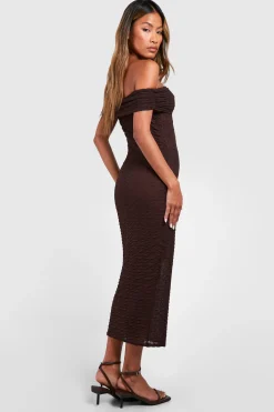 boohoo Robe midaxi Bardot texturée froncée<Femme Looks Chocolat|Robes Moulantes