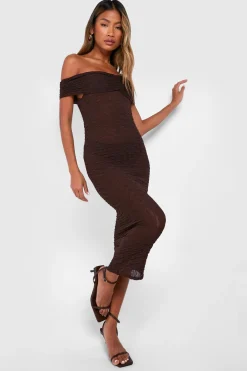 boohoo Robe midaxi Bardot texturée froncée<Femme Looks Chocolat|Robes Moulantes