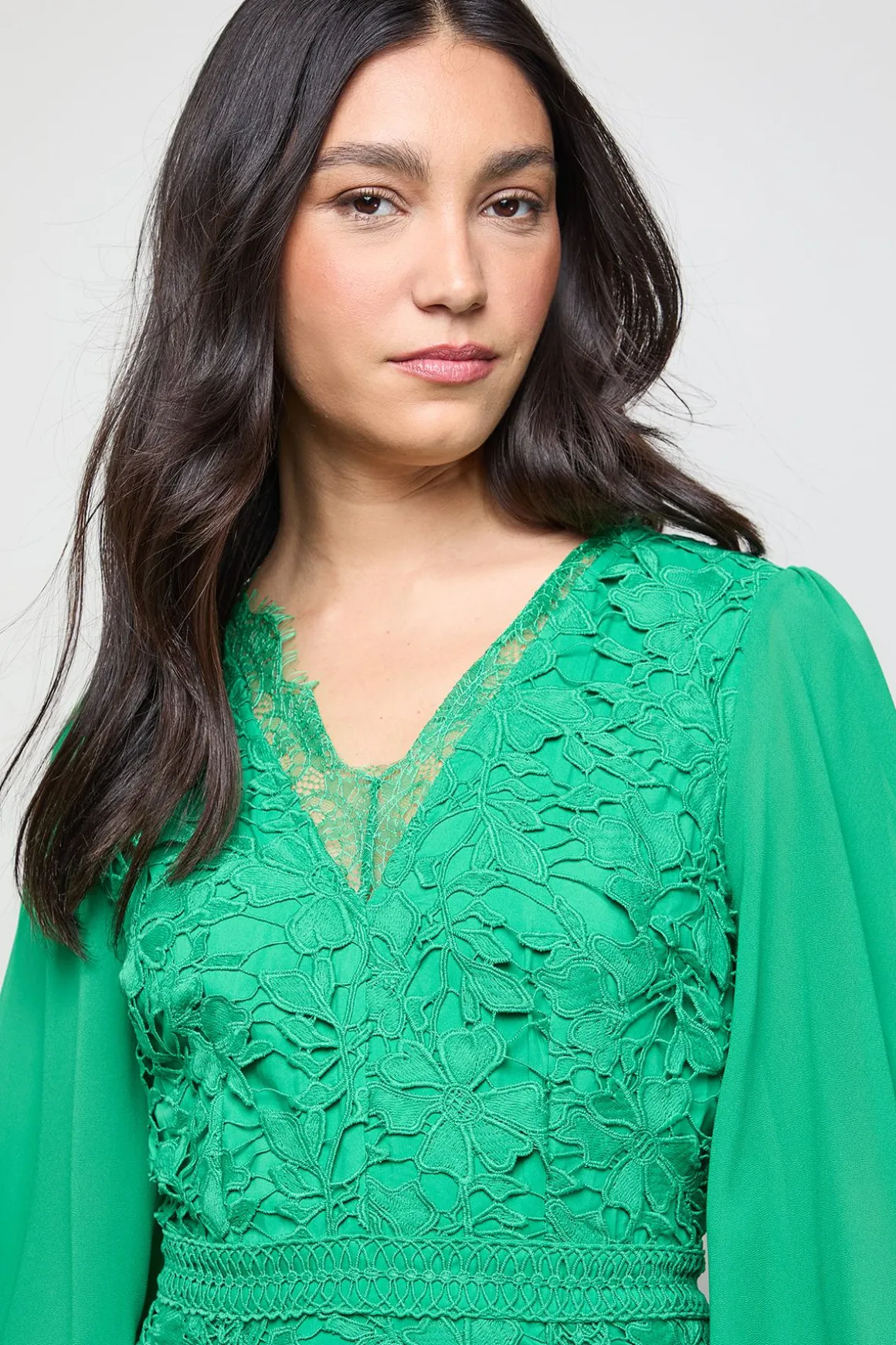 Robe Midaxi à Col V et Manches Bouffantes en Dentelle
