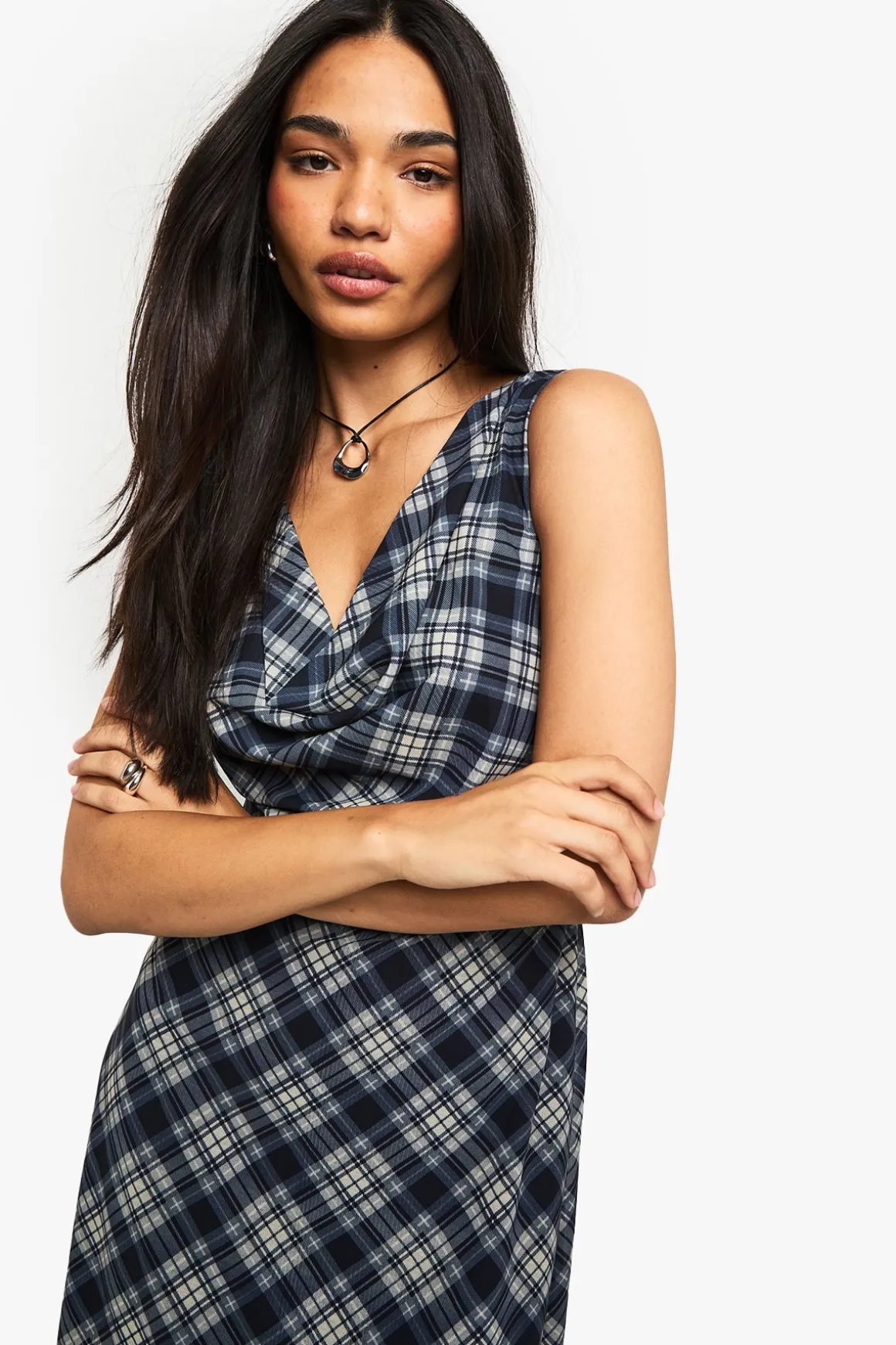 Robe midaxi en chiffon à carreaux avec encolure drapée