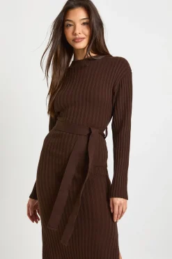 Robe midaxi en maille côtelée à la taille ceinturée