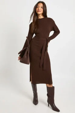 Robe midaxi en maille côtelée à la taille ceinturée