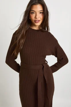 Robe midaxi en maille côtelée à la taille ceinturée