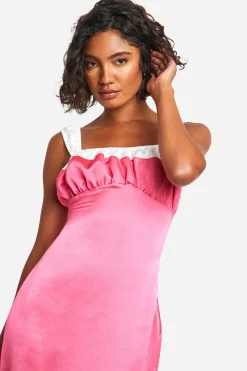 Robe Midaxi en satin à détails contrastés