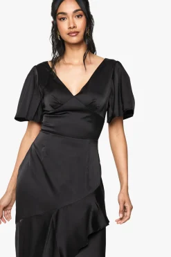 boohoo Robe midaxi en satin à manches d'ange<Femme Satin Et Dentelle|Robes