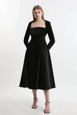 Robe midaxi en velours à plis sur mesure et jupe évasée