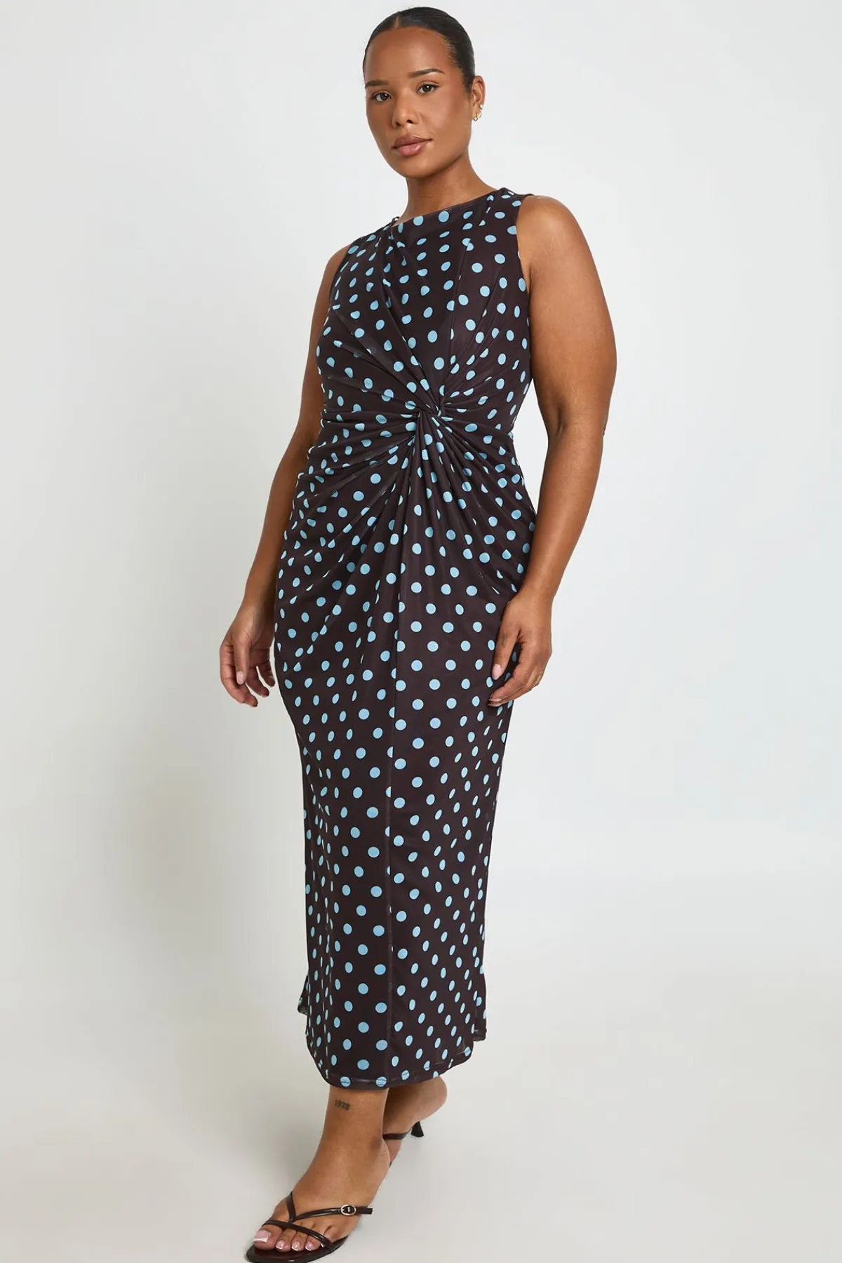 boohoo Robe Midaxi Grande Taille En Mesh À Pois Avec Détail Torsadé<Femme Looks Chocolat|Pois