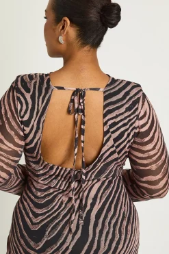 boohoo Robe Midaxi Grande Taille à Motif Zèbre avec Épaulettes<Femme Robes À Manches Longues|Robes