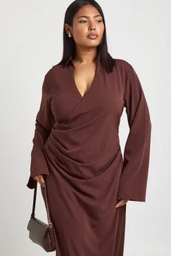 Robe Midaxi Grande Taille Tissée à Détails Drapés et Coupe Portefeuille