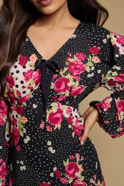 Robe Midaxi Imprimée à Volants avec Détail Nœud Contrastant et Motif Floral Patchwork Petite Taille