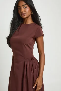 boohoo Robe Midaxi À Jupe Volumineuse Texturée<Femme Toutes Les Robes|Robes Patineuses
